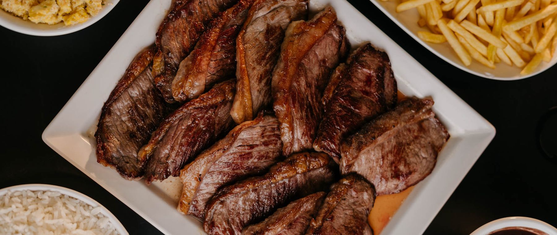 Picanha fatiada servida na mesa do Boteco do Manolo