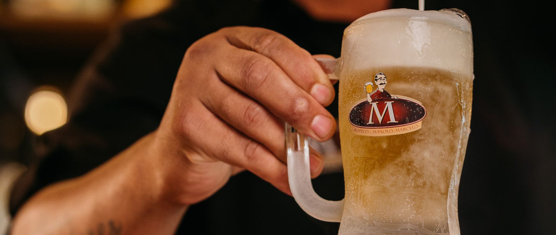 Balcão do Boteco do Manolo com chopp sendo servido