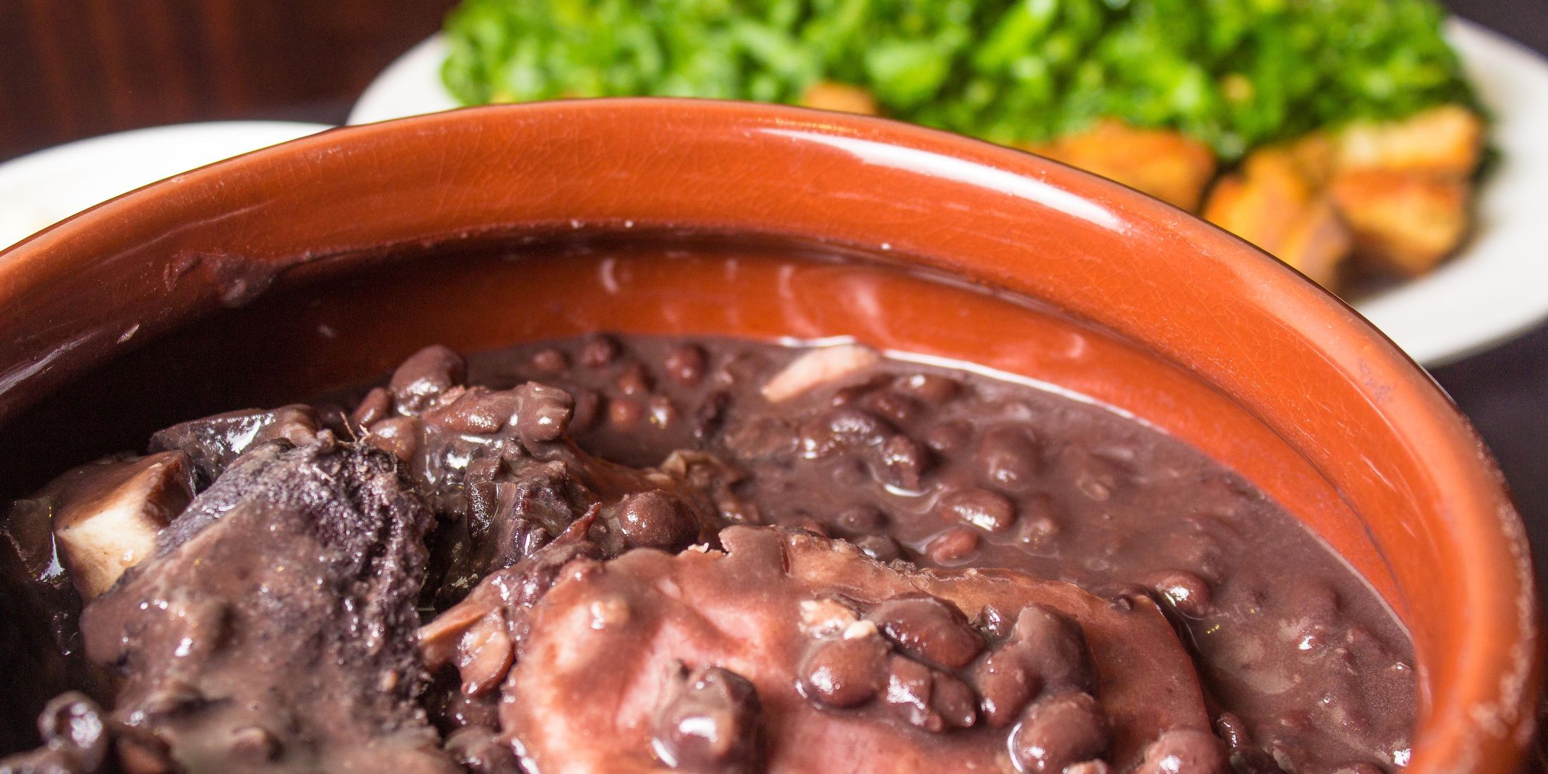 Feijoada completa servida na mesa do Boteco do Manolo